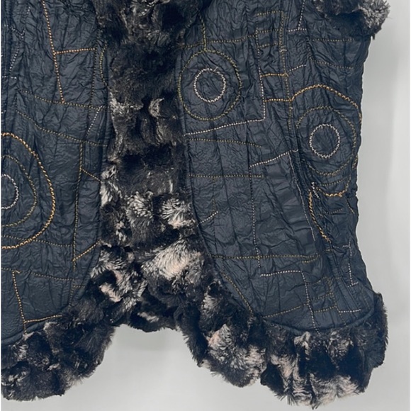 LINDI Reversible Faux Fur Vest - Picture 3 of 6